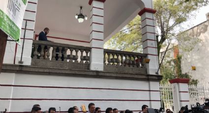 Niños llevan serenata a AMLO al pie de su balcón (VIDEO)