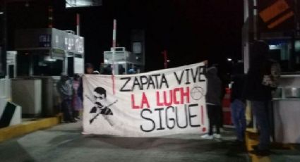 Estudiantes normalistas toman caseta de peaje en Oaxaca