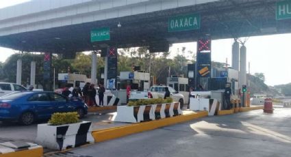 Normalistas toman la caseta de San Pablo Huitzo, Oaxaca 