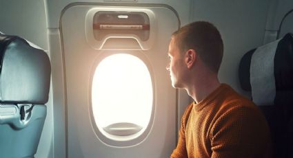 Un pasajero estuvo a punto de abrir la puerta del avión porque 'tenía calor' (VIDEO)