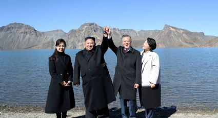 Kim Jong-un y Moon Jae-in muestran unidad en cumbre intercoreana (VIDEO)