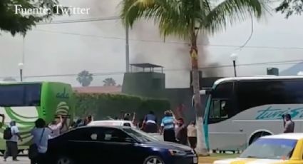 Con bombas molotov, normalistas atacan Batallón de Iguala 