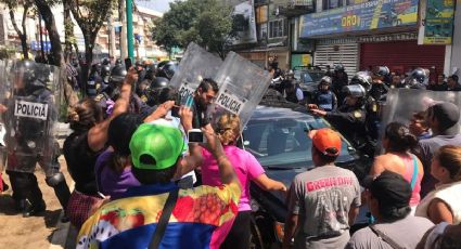 Ambulantes se enfrentan con granaderos en la Portales (VIDEO)