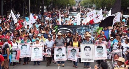 Alumnos de la UNAM se unen a la marcha de familiares de los 43 normalistas 