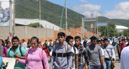 Marchan estudiantes y maestros en Chiapas para recordar a las víctimas de Ayotzinapa 