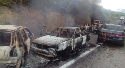 Enfrentamiento deja 2 policías heridos y autos incendiados en Guerrero