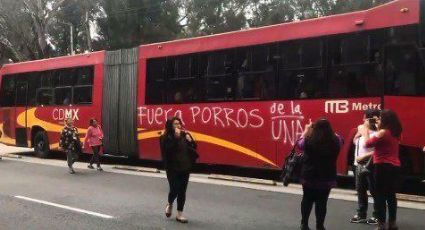 Sin servicio estaciones del Metrobús por bloqueo de encapuchados en Insurgentes 