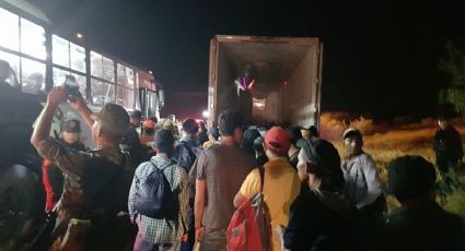 Rescatan en Nuevo León a 119 migrantes que viajaban en caja de tráiler 