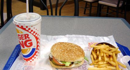 Hombre exige a Burger King comer gratis de por vida tras quedar atrapado en baño