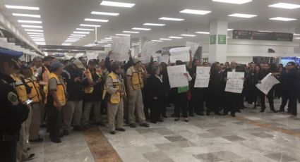 Empleados del AICM protestan en la Terminal 1