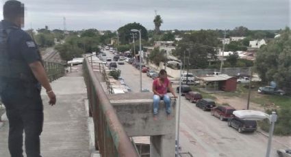 Policías de Tamaulipas convencen a mujer de no arrojarse de puente peatonal