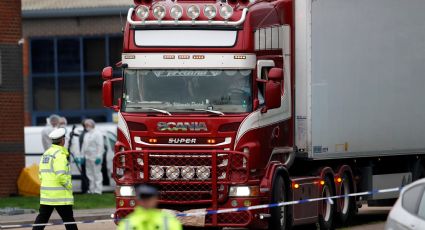 Inglaterra confirma que se encontraron 8 mujeres y 31 hombres muertos en camión (VIDEO)