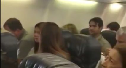 Tras fallar avión, pasajeros rezan y hombre aprovecha para beber alcohol (VIDEO)