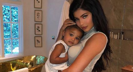 Critican a Kylie Jenner por disfrazar a su hija al igual que ella