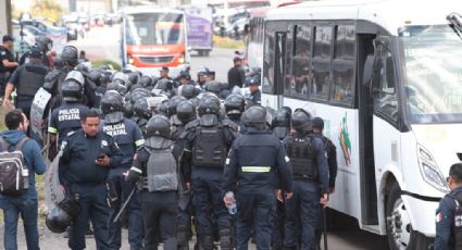 Normalistas mantienen secuestrados 60 autobuses