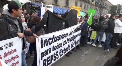 Se manifiestan trabajadores del Seguro Popular en Palacio Nacional