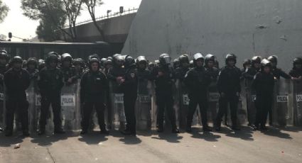 Manifestantes renuevan plantón; policía capitalina instala dos barreras