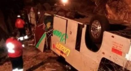 Cae autobús de pasajeros a barranco en Chiapas