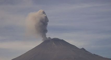 Popocatépetl arroja fragmentos incandescentes tras explosión