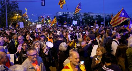 Independentistas protestan por presencia de reyes de España en Barcelona (VIDEO)