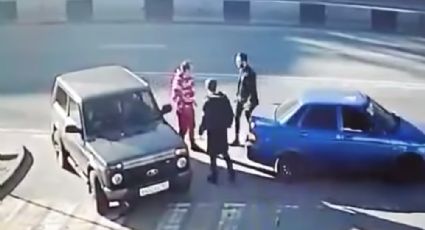 Con un golpe, hombre tira a dos personas en discusión (VIDEO)