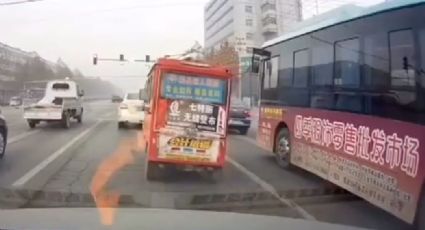 Tras caer de coche, niño se salva de ser atropellado por autobús (VIDEO)