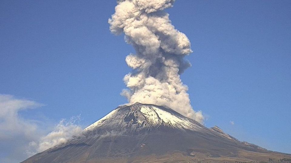 Cenapred hizo un sobrevuelo por el cráter del volcán Popocatépetl.