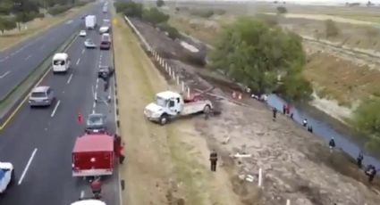 Automóvil cae a canal de aguas negras en Circuito Exterior Mexiquense