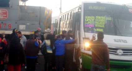 Tren embiste a camión de pasajeros en Toluca; no hay lesionados