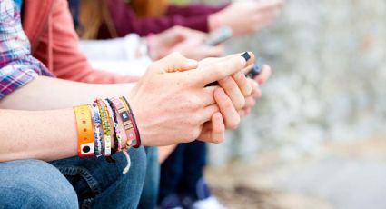 Adicción a teléfonos móviles genera riesgo en vínculos sociales
