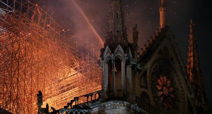 Bomberos dudan poder sofocar incendio en Notre Dame (VIDEO)
