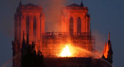 Vaticano recibe con tristeza el terrible incendio de Notre Dame (VIDEO)