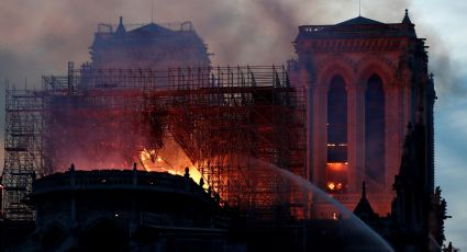 Emmanuel Macron promete reconstruir Catedral de Notre Dame (VIDEO)