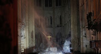 Fuego en Catedral de Notre Dame está controlado: Bomberos de París (VIDEO)