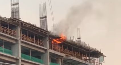 Bomberos sofocan incendio en el último nivel de edificio sobre Periférico (VIDEO)