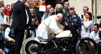 Papa Francisco pone su firma en una Harley Davidson (FOTOS)