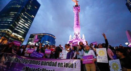 Columna de la Independencia se ilumina para celebrar paridad de género