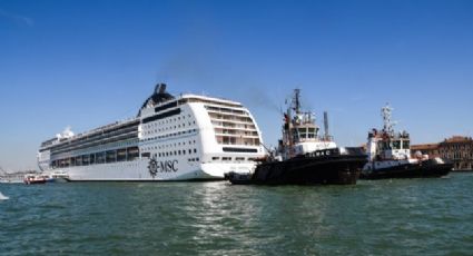 Crucero causa pánico al chocar contra muelle en Venecia (VIDEO)