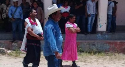 Pobladores visten de mujer a edil y síndico de Huixtán, Chiapas