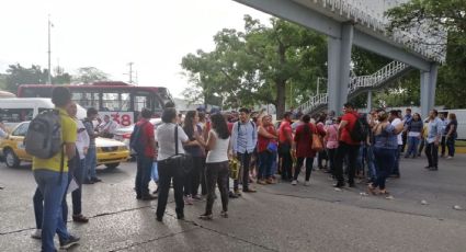Padres bloquean vía en Tabasco porque sus hijos no ingresaron a la UJAT