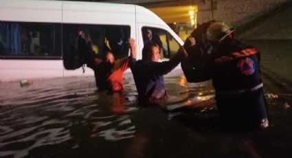 Rescatan a nueve personas atrapadas en puente inundado