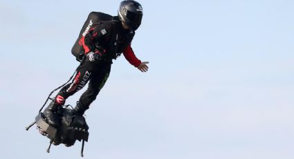 Hombre francés logra cruzar el canal de la Mancha con tabla voladora