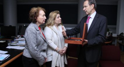 Entrega SEP medalla Nezahualcóyotl al historiador Miguel León Portilla