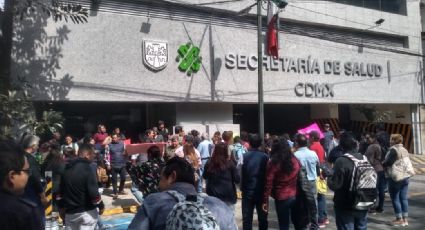 Ex trabajadores del Seguro Popular se manifiestan en SSa CDMX