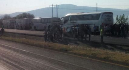 Normalistas “secuestran” autobuses en Tiripetío