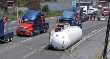Vuelca pipa de gas LP en la México-Toluca