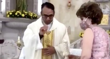 La graciosa reacción de una niña cuando un sacerdote la bendice