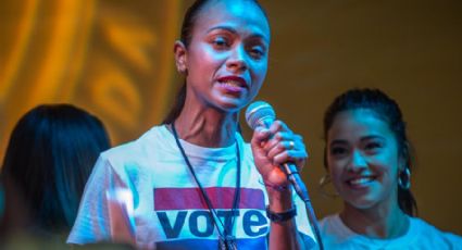 Lanzan estrellas latinas campaña para enseñar a votar por correo