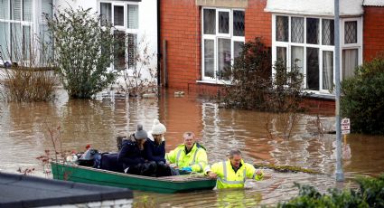 Tormenta Dennis causa inundaciones en Reino Unido