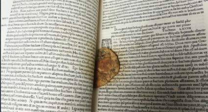 Encuentran galleta mordida en manuscrito del siglo XVI